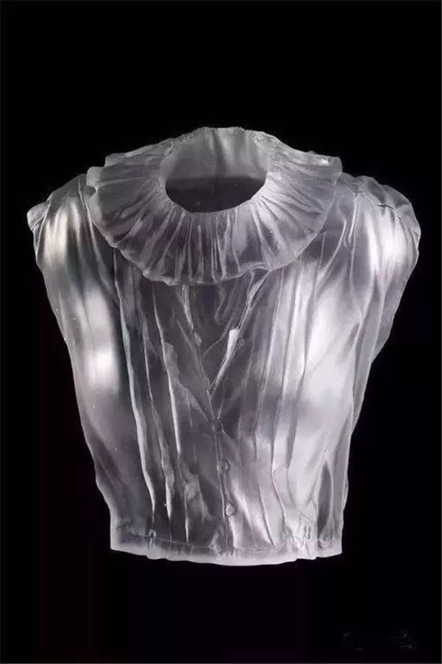 时装秀|艺术家用500斤玻璃做出重磅婚纱，惊艳时装秀，网友吐槽透明的怎么穿