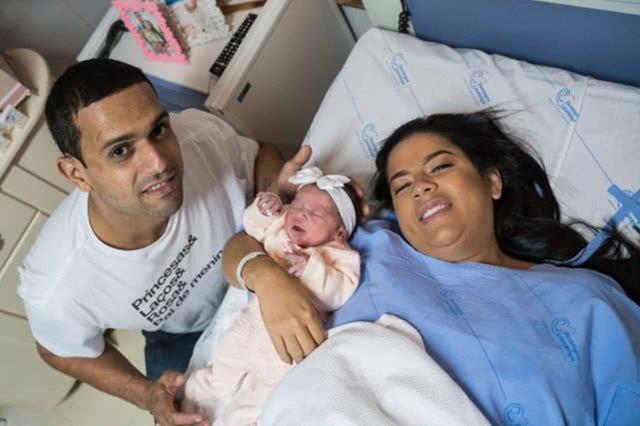 伊莎贝拉|巴西小宝宝一出生就“怒瞪”医生，一副臭脸表情，网友：被萌翻了