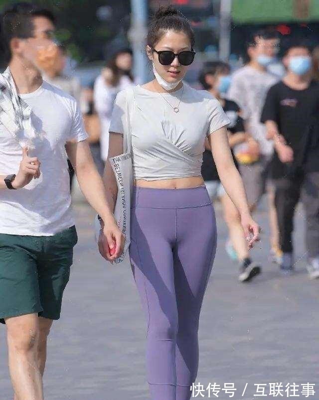 高跟鞋 白色优雅背心搭配蓝色时尚打底裤,轻盈的感觉,美丽的效果!