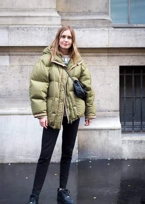 讲真的，穿羽绒服时，最好别配这2种裤子，多穿这3种，显瘦洋气