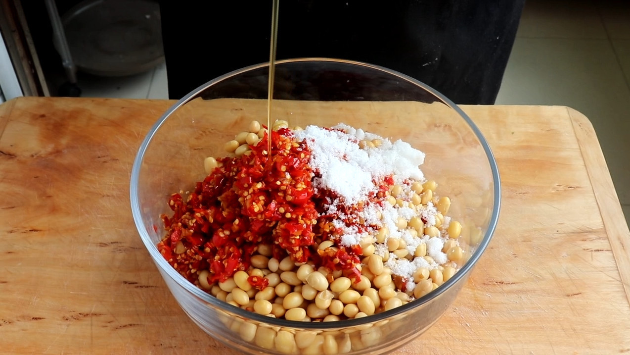 黄豆别再打豆浆了，教你一个更营养的做法，香辣开胃下饭，超好吃