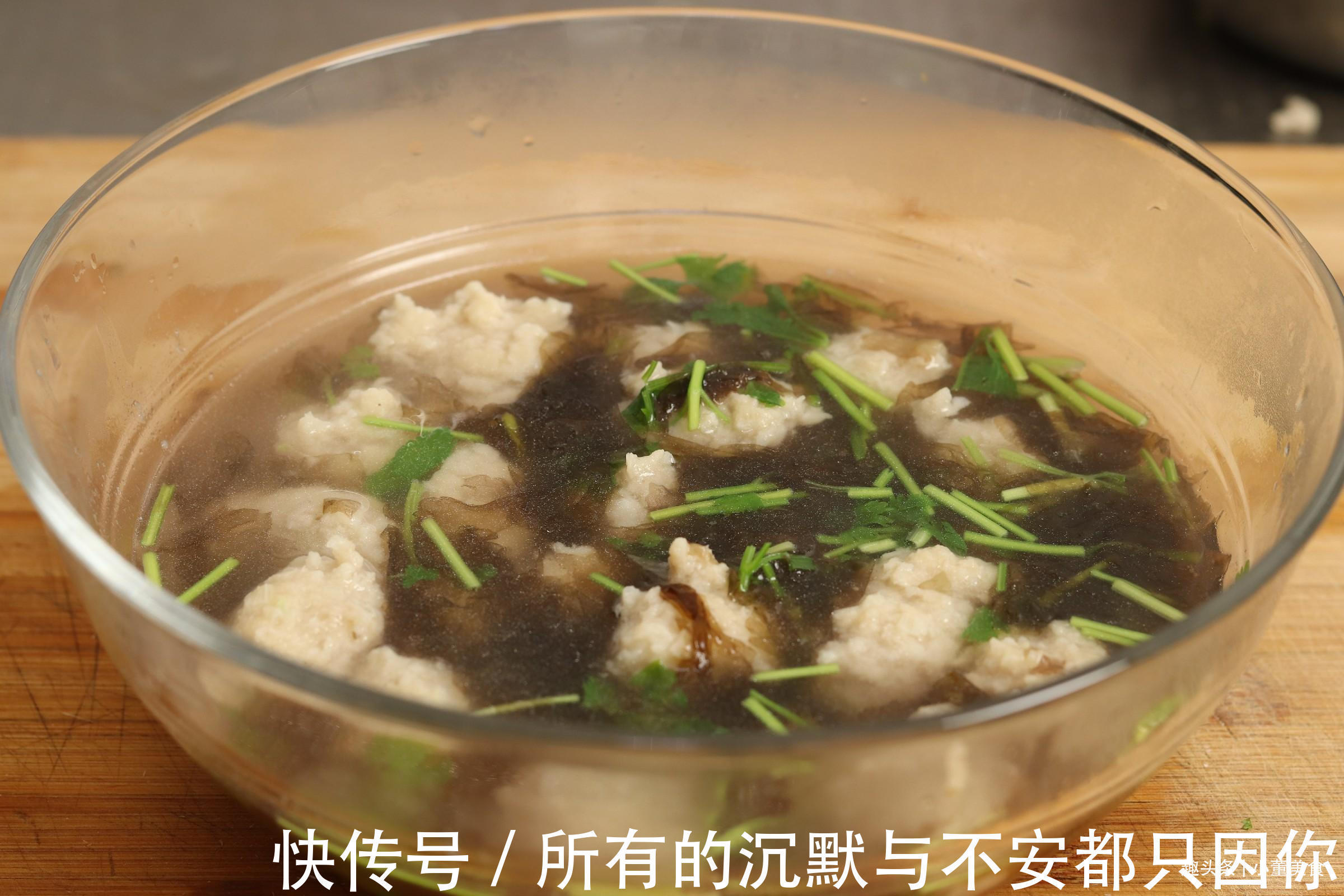 猪肉丸子的正确做法,多加这两样东西,丸子口感嫩滑,劲道有弹性