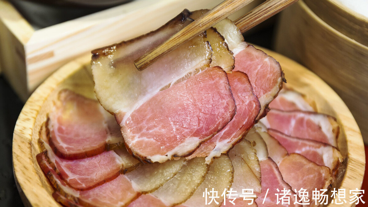 腌腊肉时,直接抹盐就错了,教你用了30年的老方法,更香更耐放