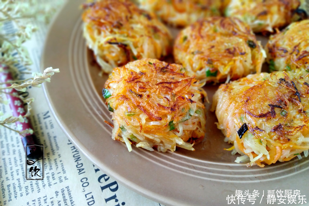 1个土豆,1个胡萝卜,不加面,不加水,做成菜饼子,一盘吃饱