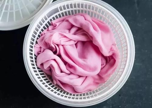 洗衣服直接倒洗衣液错,告诉你正确做法,洗完比新衣服还新