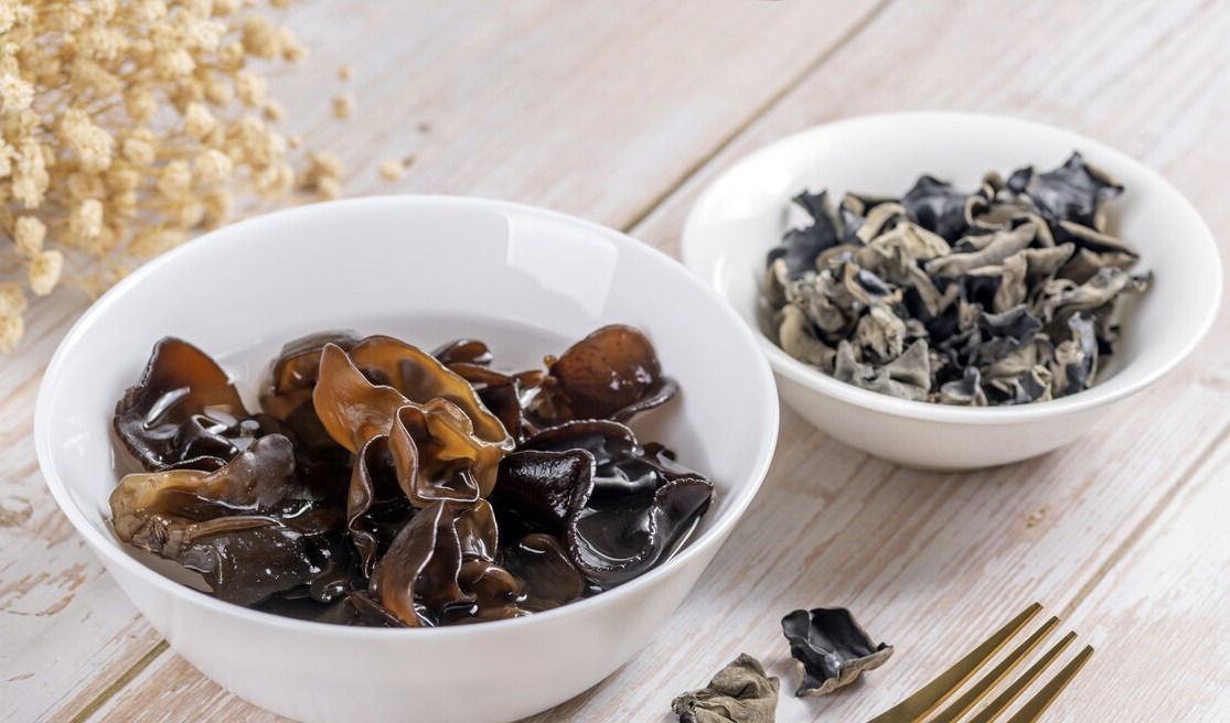 木耳切记不要直接泡,教你一招,虫卵全跑掉,10分钟泡得又大又软