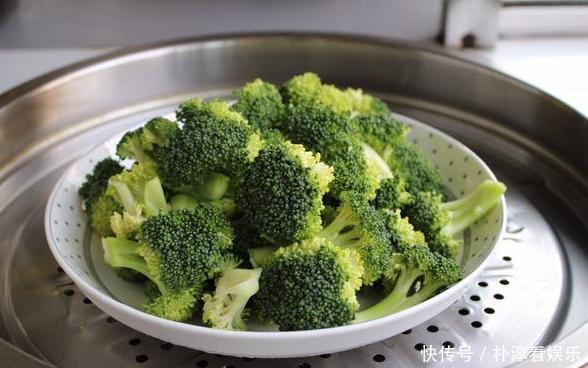 将西兰花放|吃西兰花不要再焯水,只需这一招,颜色翠绿,味道爽脆,营养好吃