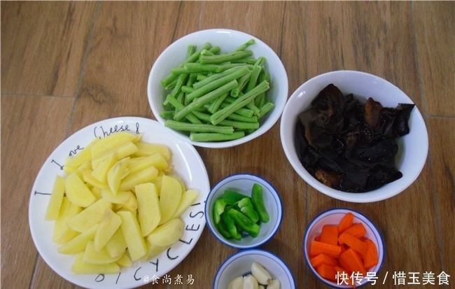 此菜，家人三天两头就想吃，食材丰富一锅出，又香又滑营养足