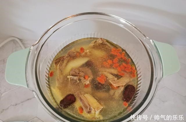 一鸽胜九鸡，天冷多喝鸽子汤，这样炖汤鲜美味无腥味，营养滋补