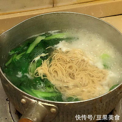 这道港式虾仁云吞面，汤汁都要舔干净