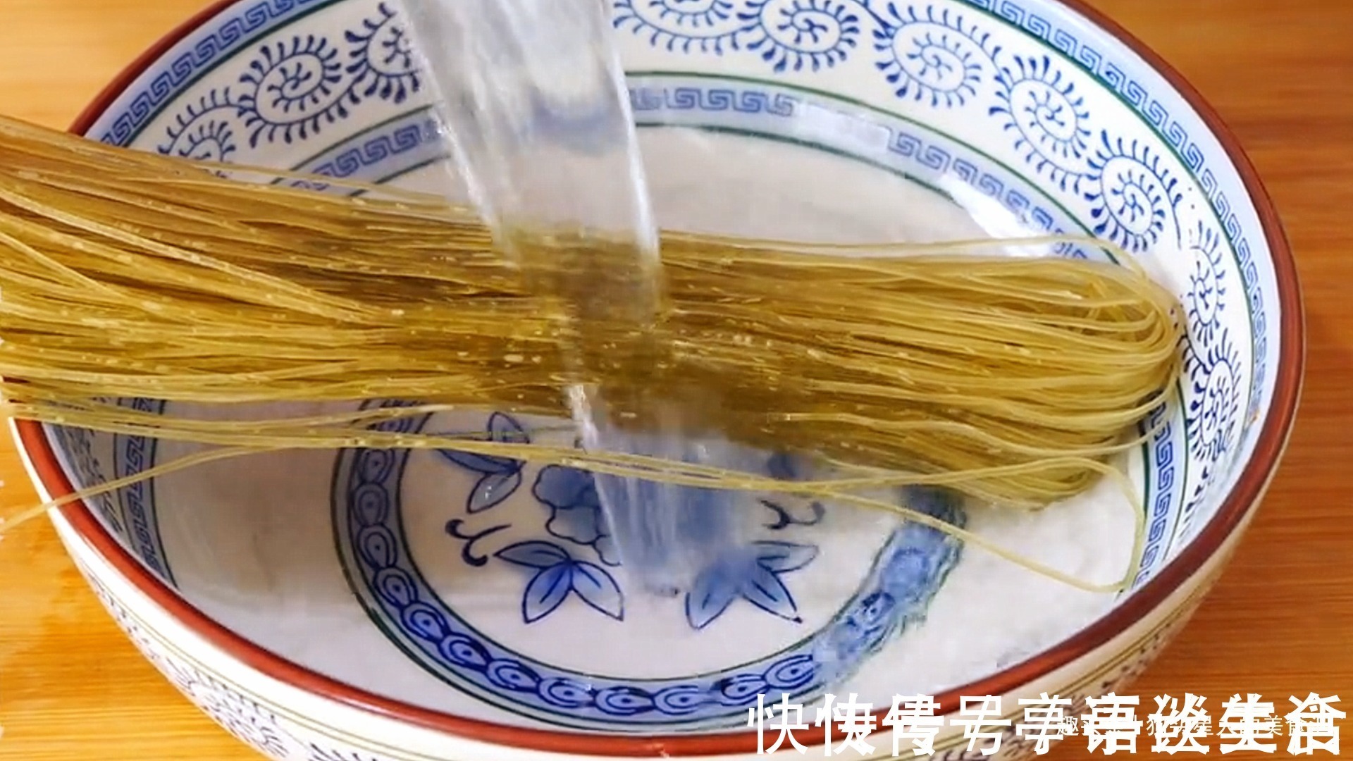 凉拌菜|2张豆腐皮，1把粉条，入锅加水一煮，鲜香味美，出锅连汤汁都不剩
