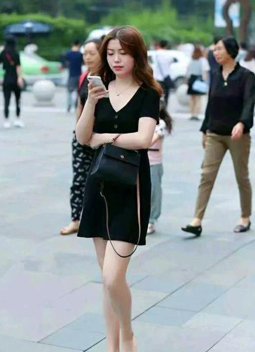 街拍:身材微胖的小姐姐,白皙美腿很是吸引眼球,墨镜戴出了气场