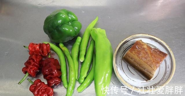 辣椒炒腊肉辣椒清脆,腊肉咸香,肥而不腻!