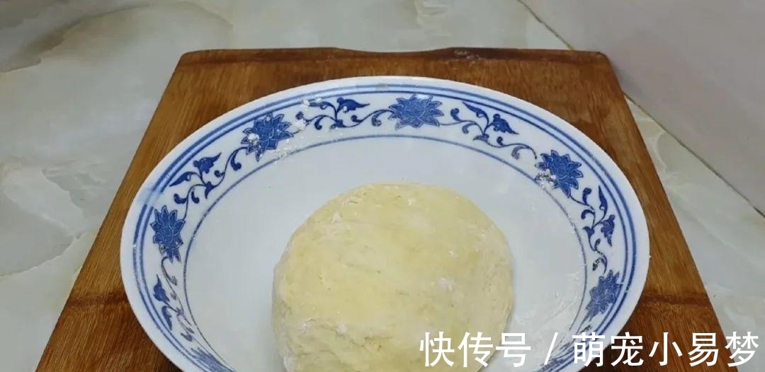 面粉这样做才好吃,撒2把芝麻,外皮焦脆又香甜,比面包烧饼好吃