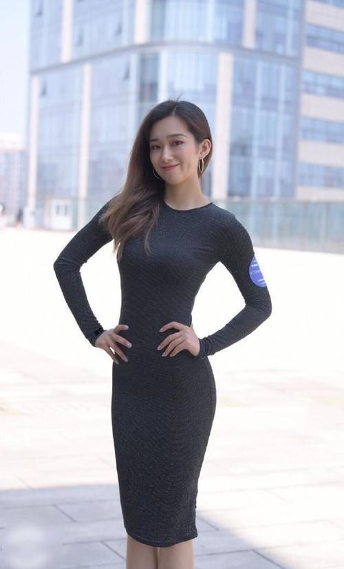 装扮 简单方便的连衣裙装扮更加立体显瘦，轻盈舒适又雅致，弹力十足