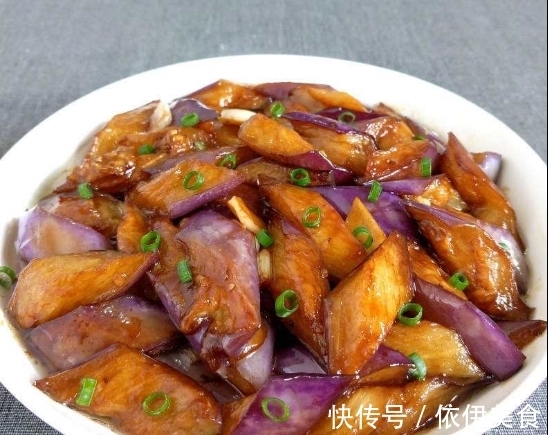 茄子|炒茄子先放油是不对的！饭店大厨：茄子不油腻不发黑，有诀窍