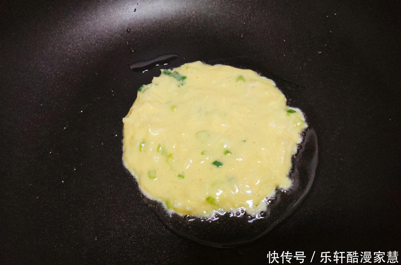 老酸奶|土豆丝鸡蛋饼的做法,简单快手,10分钟就能做好,早餐好选择