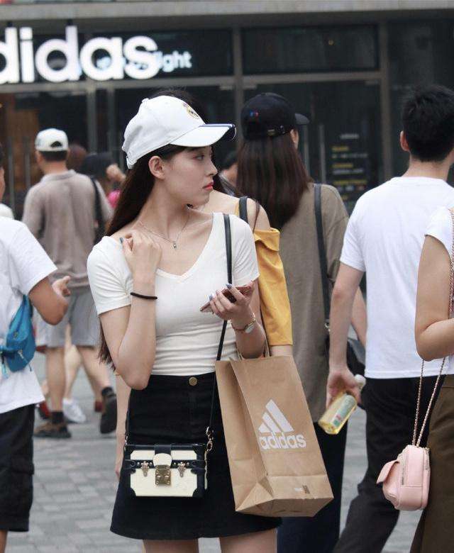 美女|街拍: 这种气质的美女, 看一眼就会想保护她