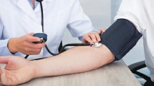 心脑血管病|血压刚超过140/90，要不要用降压药？如果是六七十岁的老年人呢？