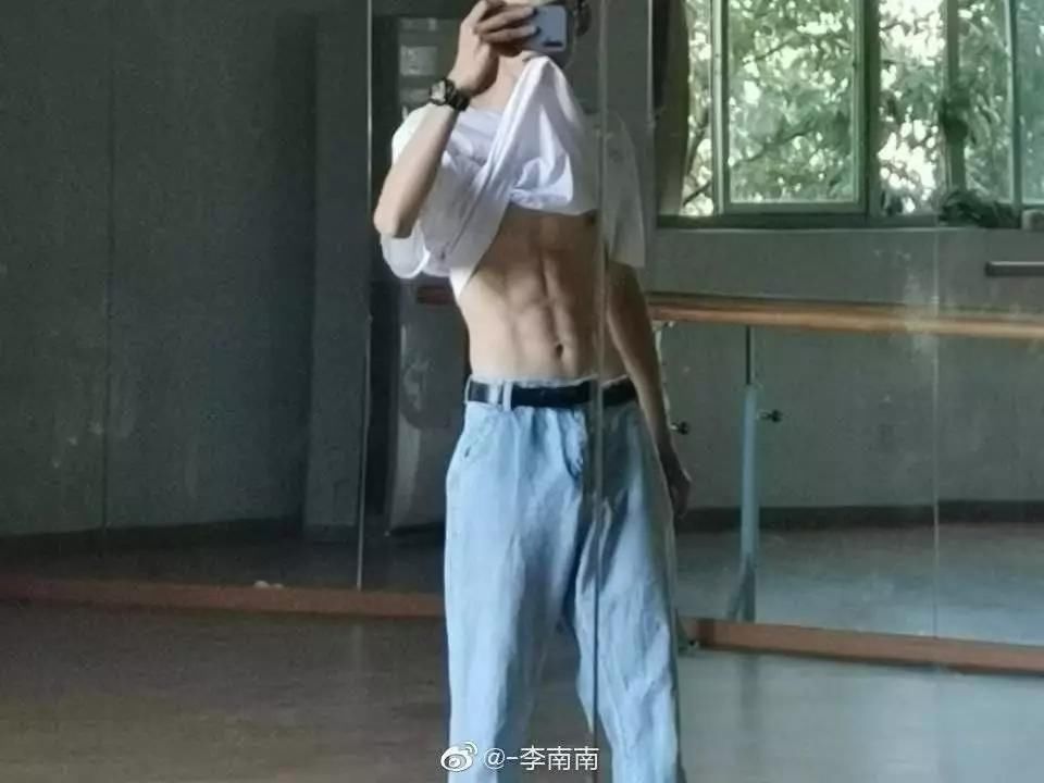 男生|“男生腹肌对女生的吸引力有多大?妈妈我又恋爱了啊啊啊!”