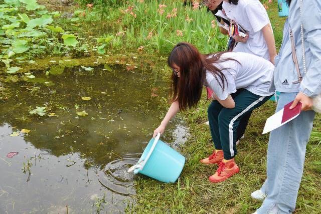 高三|种植纪念树、投放鱼苗……这场高三毕业典礼满满都是爱