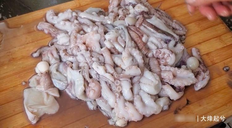 八爪鱼一炒就老，很多人做不好，海边人教你正确做法，鲜嫩又脆爽
