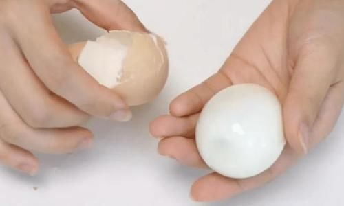 煮鸡蛋，记住不要只用水，教您一招，鸡蛋又嫩又好剥，太实用了