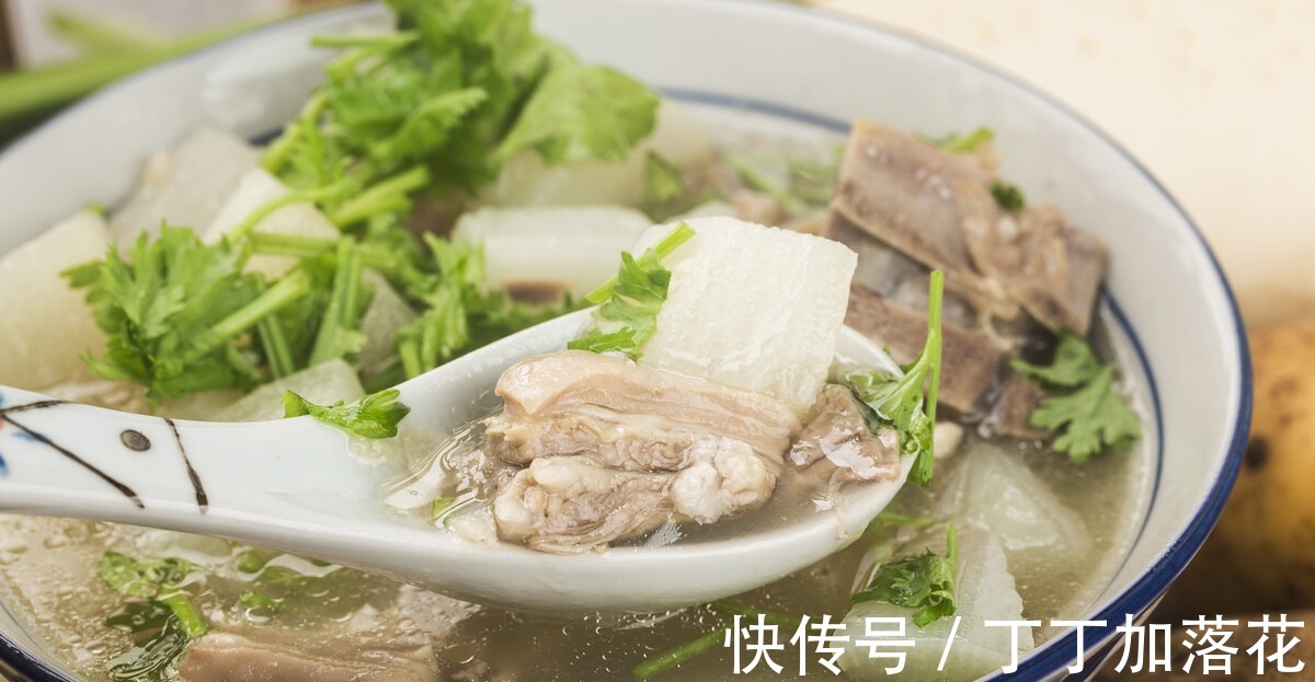 羊肉汤中加1物,增香提鲜更入味,冬天吃羊肉再也不怕吃上火了!