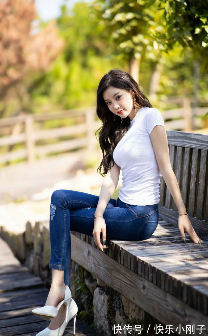 小可爱|抽绳设计的小V领短袖，能够露出一点腹部，有点小可爱但却不夸张