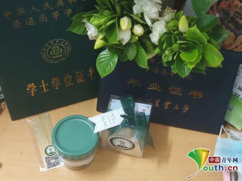 花语|毕业礼物又上新！有高校送一片花海，花语是……