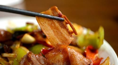 这肉做“回锅肉”真叫香，不比猪肉差，配上大米饭很棒，便宜