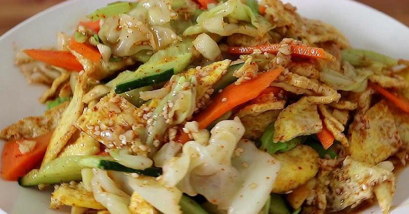 食用盐|包菜加3个鸡蛋，教你新鲜吃法，一周做5次，出锅比吃肉还香