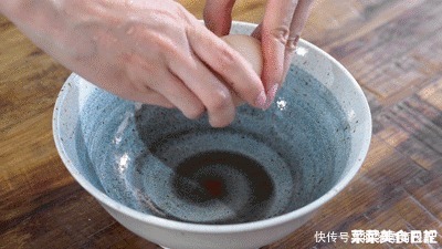 1小勺|蒸鸡蛋别只加葱了!现在流行跟它搭,随手一蒸鲜掉魂