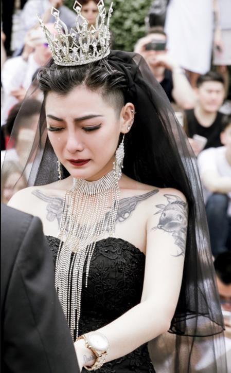 新娘|还记得穿黑婚纱的纹身新娘么?如今她生活幸福,素颜五官超精致