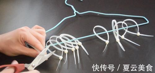 袜子|衣架上绑几根扎带, 放阳台上太实用了, 解决了困扰大家的一个难题