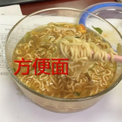 有种“套路”叫图片仅供参考,热狗雪糕没啥,看到方便面说多都是泪