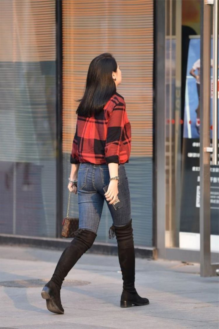 打底裤|街拍美女 对于女人来说, 她们的服饰搭配肯定是少不了裙子的