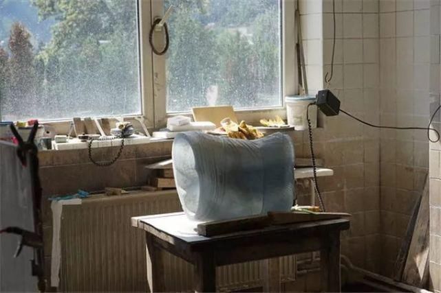 时装秀|艺术家用500斤玻璃做出重磅婚纱,惊艳时装秀,网友吐槽透明的怎么穿