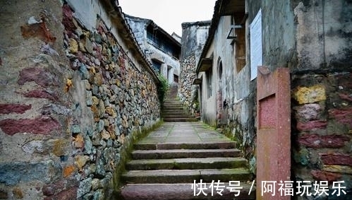 闹市|宁波一冷门古镇，遗世独立古老而繁忙，建筑错落有致，名气很小