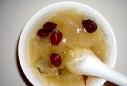 喝粥也能让你的皮肤变得细腻光滑，教你做一款美容又养颜的银耳粥