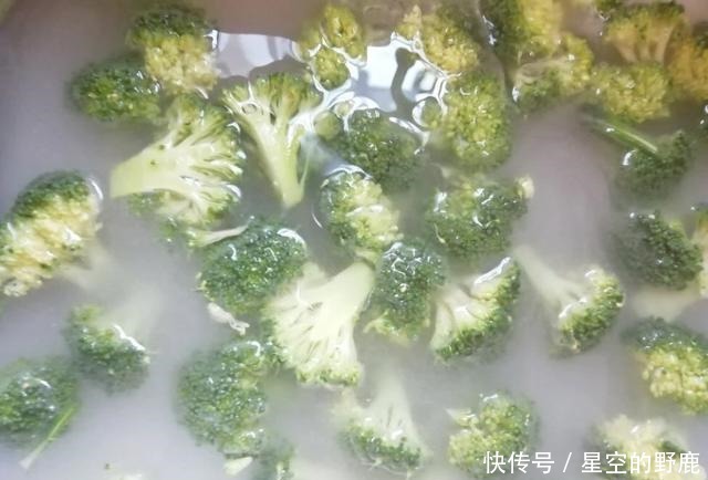 洗西兰花时，用盐水洗等于吃农药，菜农教你一招，农药残留无影踪！