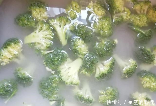 洗西兰花时,用盐水洗等于吃农药,菜农教你一招,农药残留无影踪!