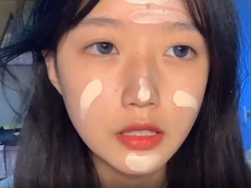 女孩化了款学生淡妆后，居然让女生都觉得过于清纯，男生：瞬间就想表白