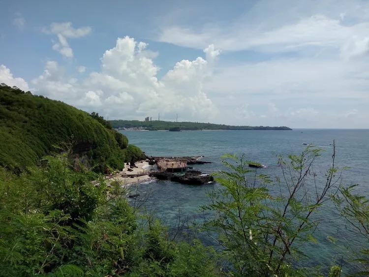 北海涠洲岛|【北海涠洲岛】特有的五色晚霞，马尔代夫式日出，徒步火山公园，梦幻天国教堂！