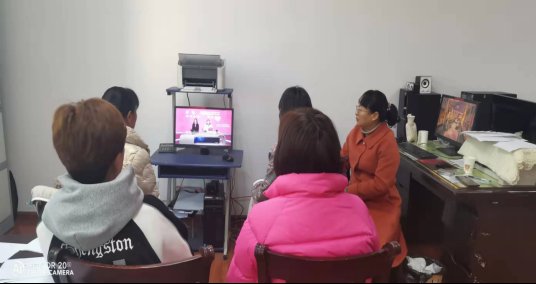 The Lufeng Municipal Party School of the Communist Party of China organized all female employees to watch the webcast 