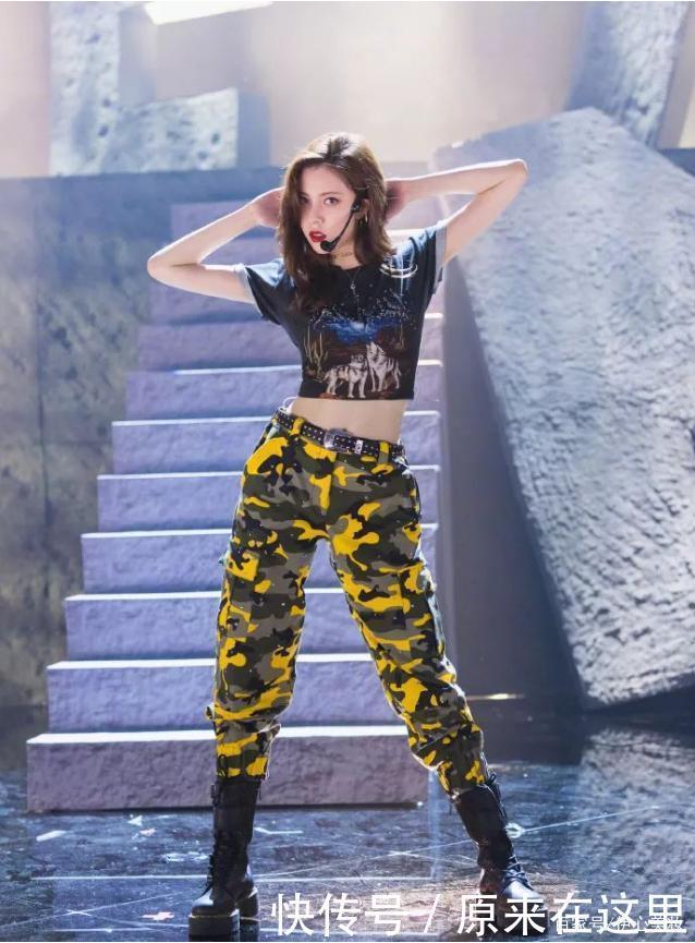 最近火了一种新穿法叫“上短下长”,时髦显腿长,明星都爱穿