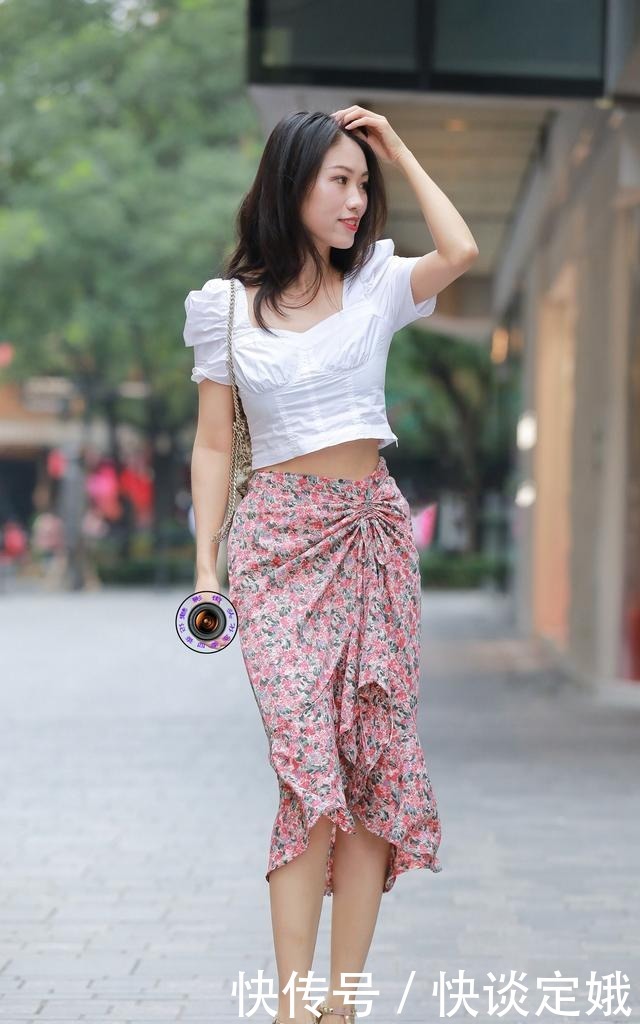  显得|白色露脐方领上衣，搭配碎花半身裙，显得美女魅力十足