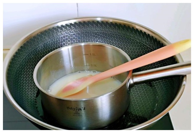在家也能做慕斯蛋糕，加点芒果，口感更浓郁，冰凉爽口，入口即化