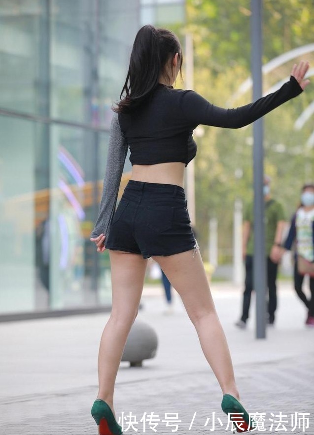 想要把短裤穿好,必须要会配鞋子,笔直纤细的美腿才能展现出来