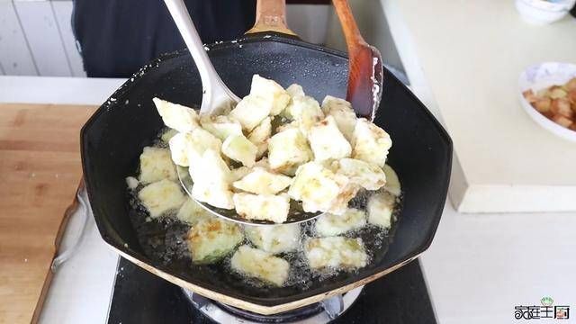 土豆和茄子别炖着吃了,教你新做法,比红烧肉还香,看着就流口水